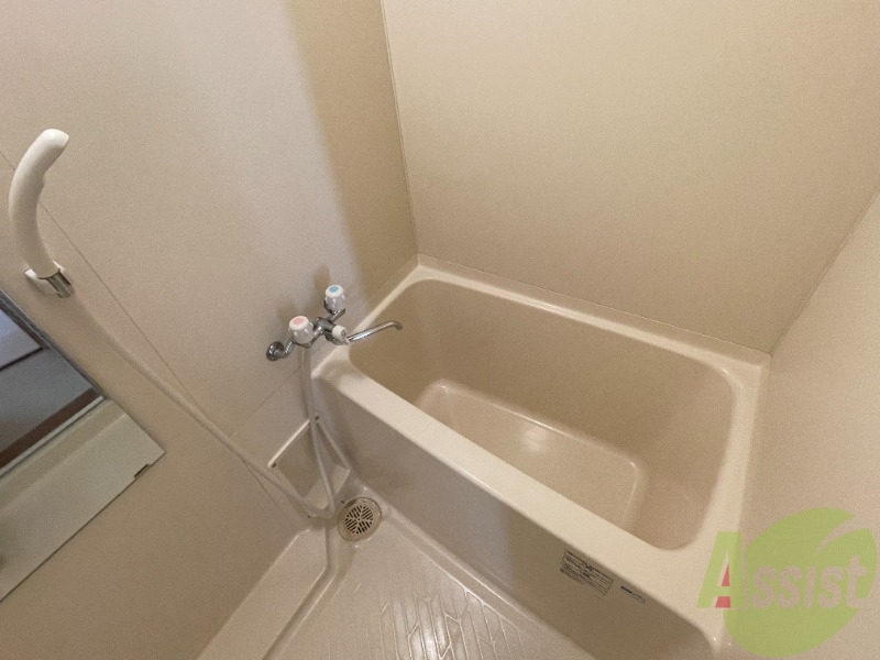 バス・シャワールーム　浴室はコチラです。肩まで浸かることが出来ますね。