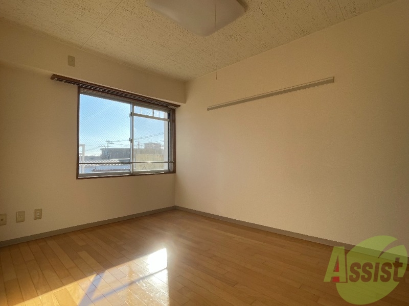 その他部屋・スペース　寝室は６帖の洋室です。ダブルベッドも余裕で置けますね。