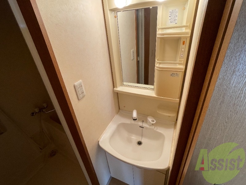 洗面設備　洗面台は独立洗面台です。毎日の身支度が楽しくなりそうですね。