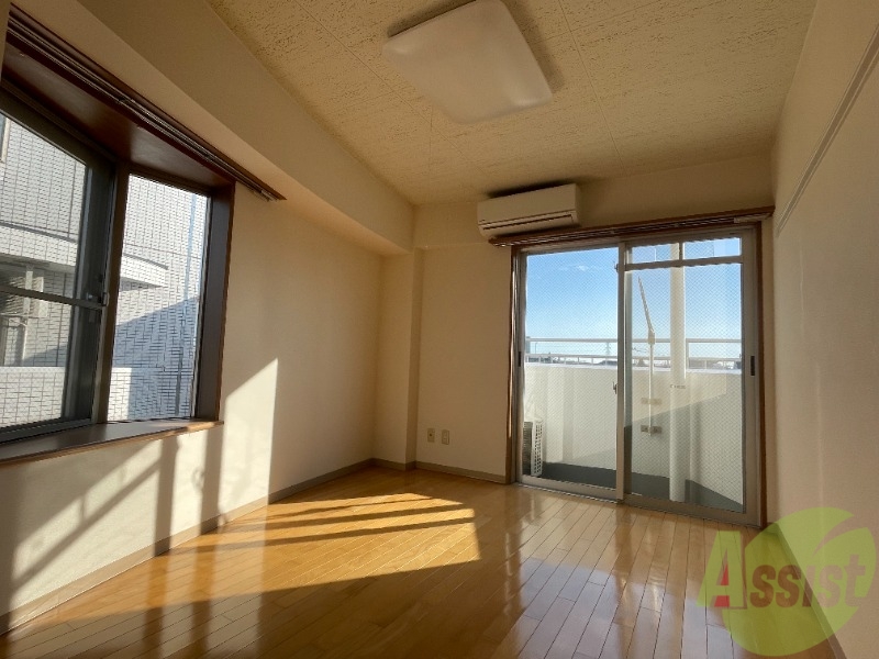 居室・リビング　洋室は６．５帖になります。広々していますね。