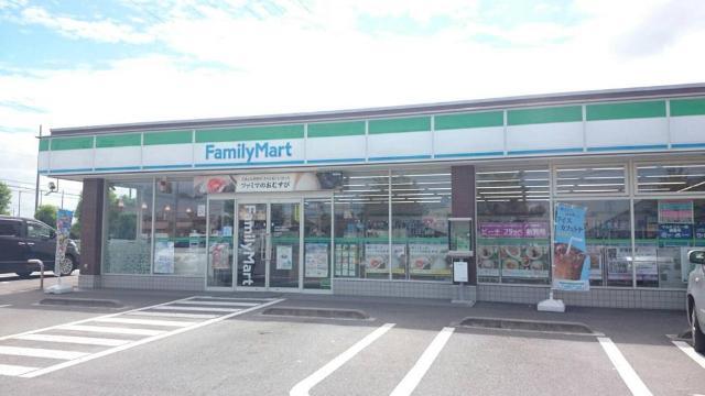 コンビニ　ファミリーマート日野屋伊勢崎高校前店（コンビニ）まで637m