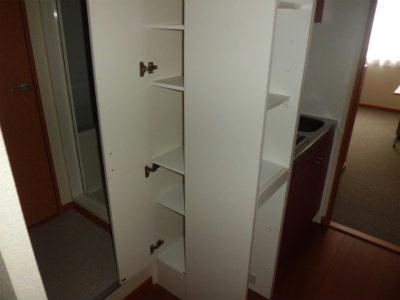 その他　キッチン横の収納棚。