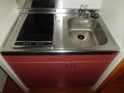 キッチン　簡単な調理ができる２口電気コンロ付ミニキッチン。