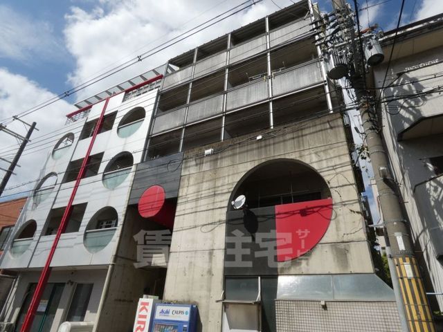 【京都市南区上鳥羽苗代町のマンションの建物外観】