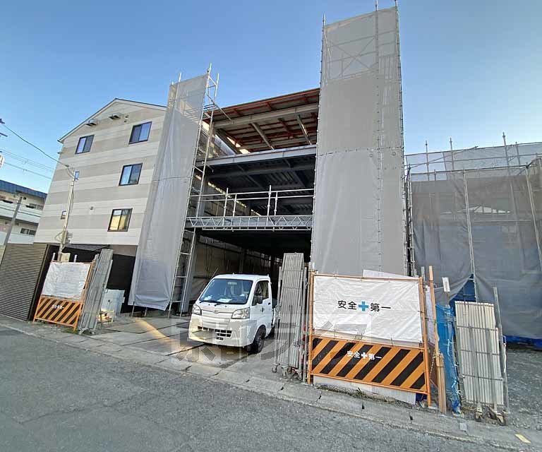 【京都市北区上賀茂石計町のマンションの建物外観】