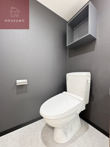 トイレ　落ち着いた色調のトイレです