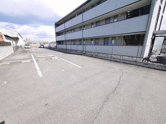 駐車場　駐車場に車を止められます