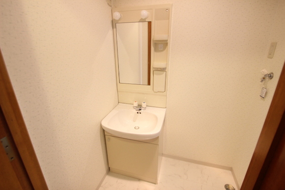 洗面設備　写真は別の部屋のものです。間取りが反転している場合があります