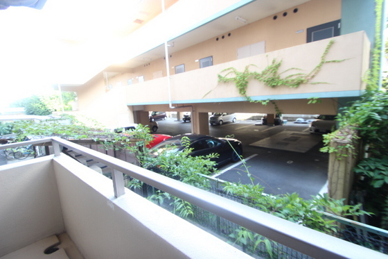 玄関　写真は別の部屋のものです。間取りが反転している場合があります