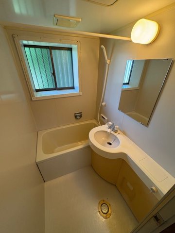 バス・シャワールーム　コンパクトで使いやすいお風呂です