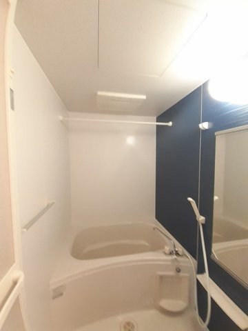 バス・シャワールーム　コンパクトで使いやすいお風呂です