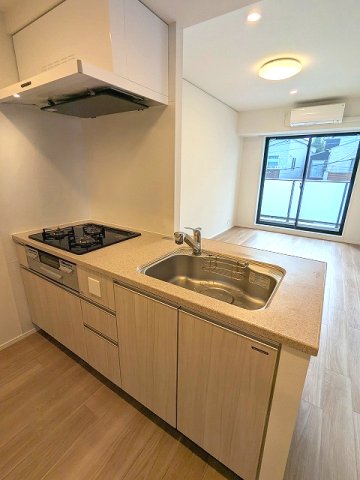 キッチン　グリル付ガス3口システムカウンターキッチン、瀟洒でお手入れ楽