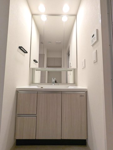 洗面設備　三面鏡付・ハンドシャワー付独立洗面台