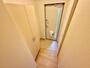 玄関　※掲載写真は同マンション別部屋参考写真となります。