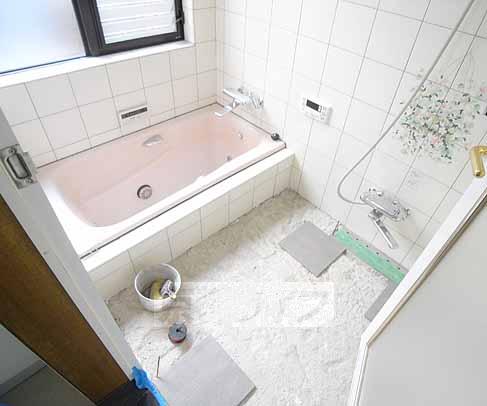 バス・シャワールーム　ピンクが特徴的な浴槽！