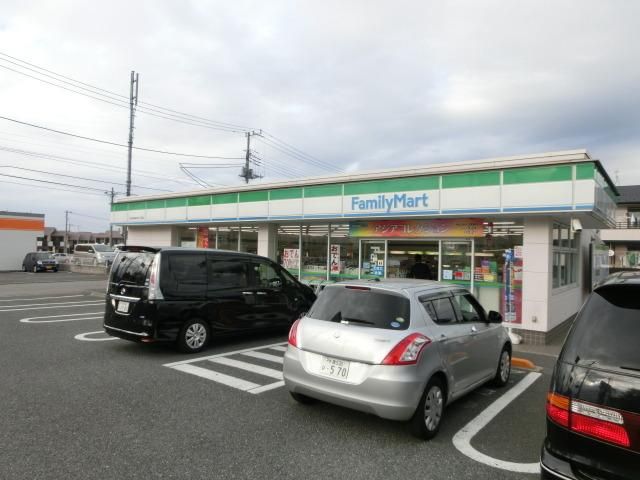 コンビニ　ファミリーマート（コンビニ）まで500m