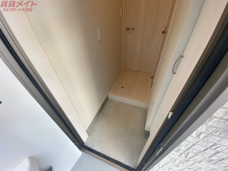 玄関　同物件の別部屋写真です。
