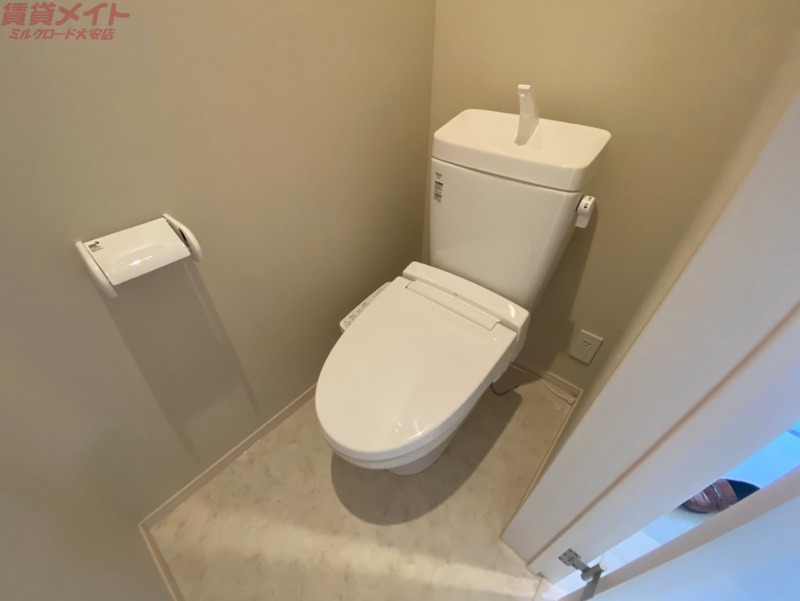 トイレ　同物件の別部屋写真です。