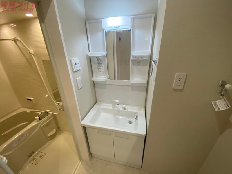 洗面設備　同物件の別部屋写真です。