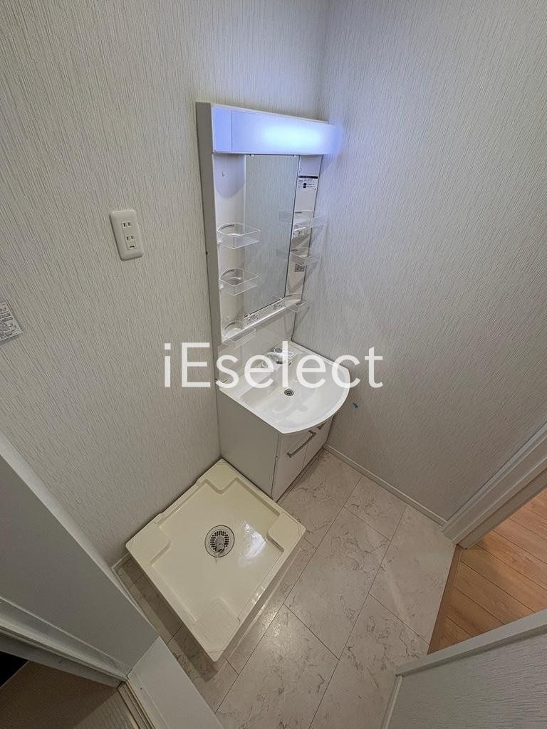 洗面設備　使いやすい照明付きの独立洗面台です★