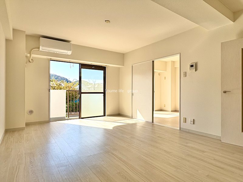 居室・リビング　明るいフローリングで室内キレイ