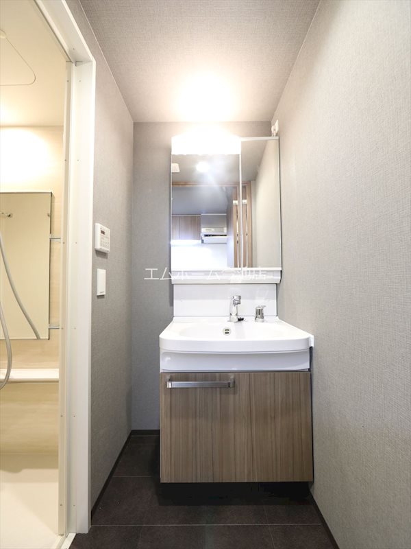 洗面設備　脱衣所　独立洗面台（シャンプードレッサー付）