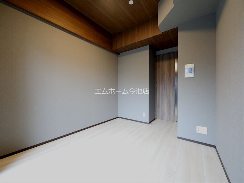 居室・リビング　洋室6.2帖　エアコン付　バルコニーに面しています