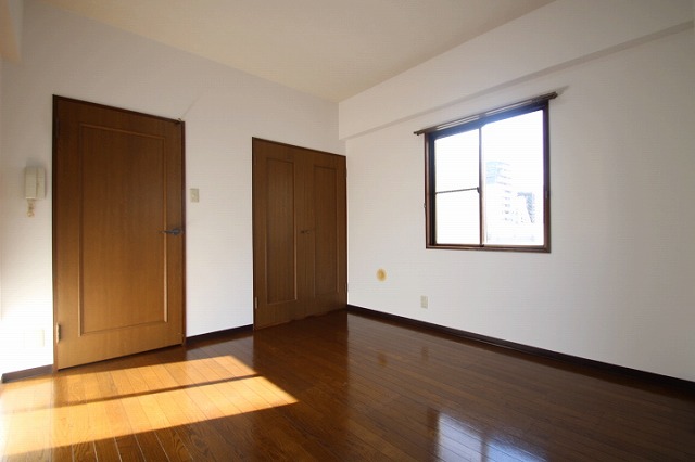 居室・リビング　同物件、別号室のものです。