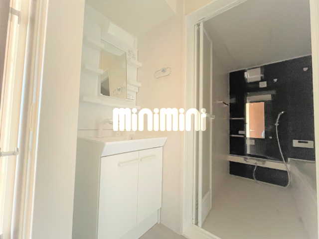 洗面設備　温水洗浄便座付きのトイレ