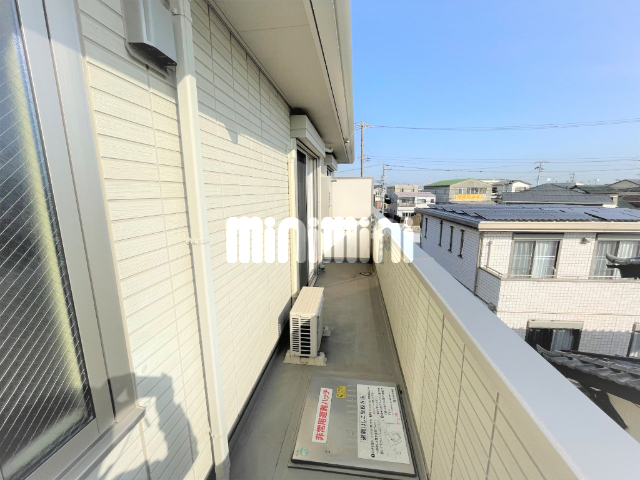 バルコニー　下駄箱付きの玄関