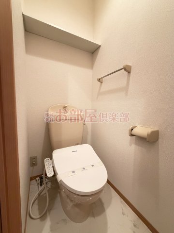 トイレ　落ち着いた色調のトイレです