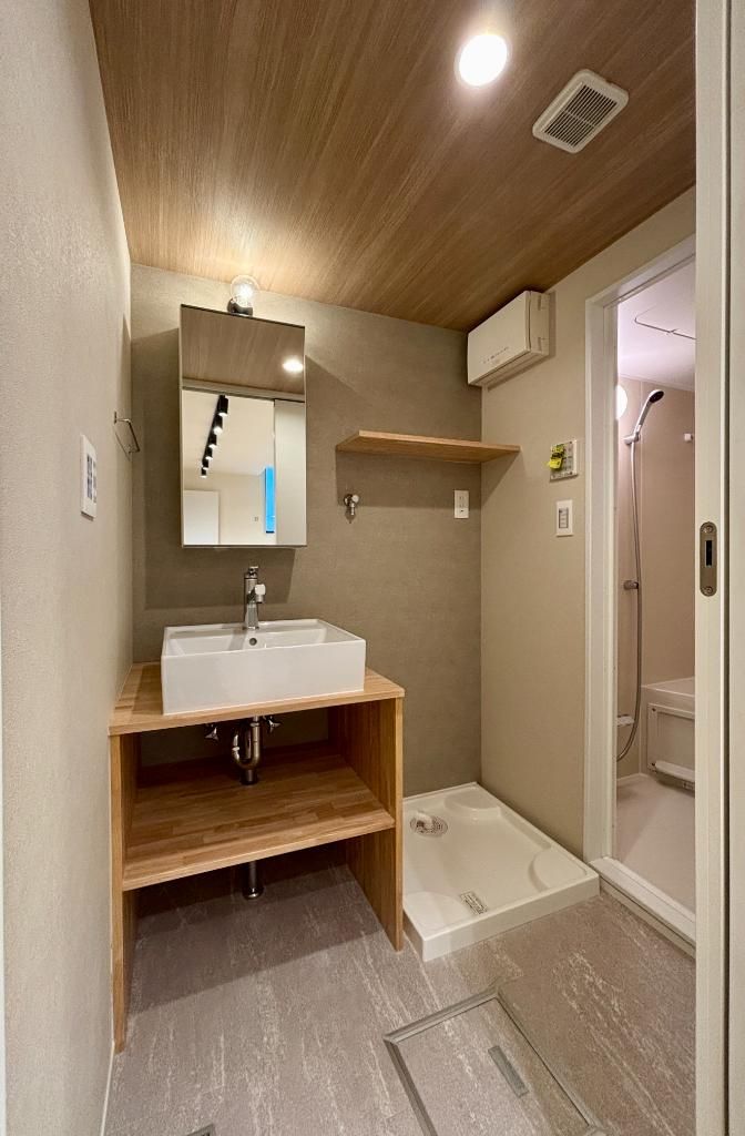 洗面設備　明るい洗面所です