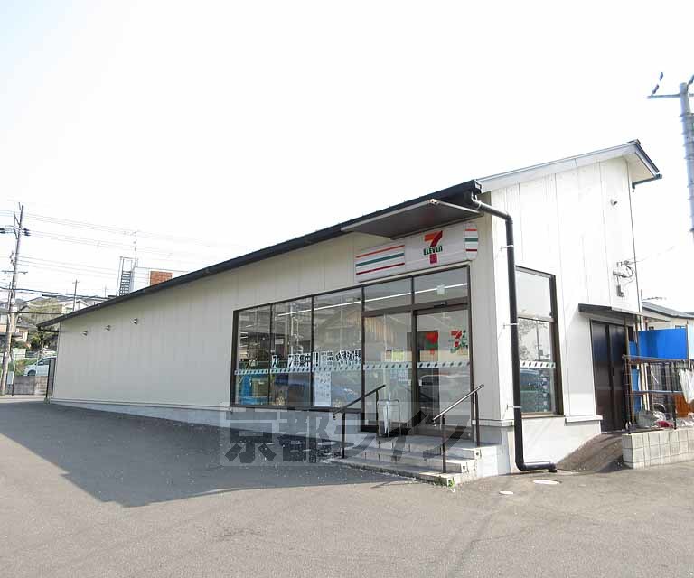 コンビニ　セブンイレブン 伏見石田大山店（コンビニ）まで300m