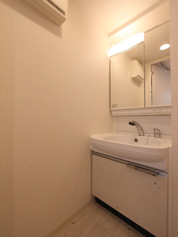 洗面設備　脱衣所　独立洗面台（シャンプードレッサー付）