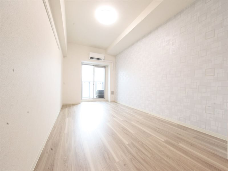 バルコニー　洋室10.9帖　エアコン完備　バルコニーに面しています