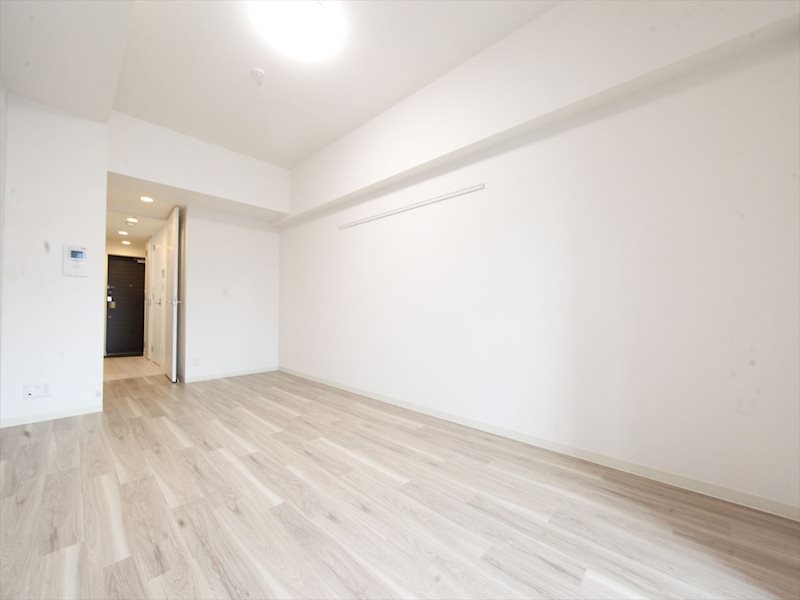 居室・リビング　洋室10.9帖　エアコン完備　収納充実しています