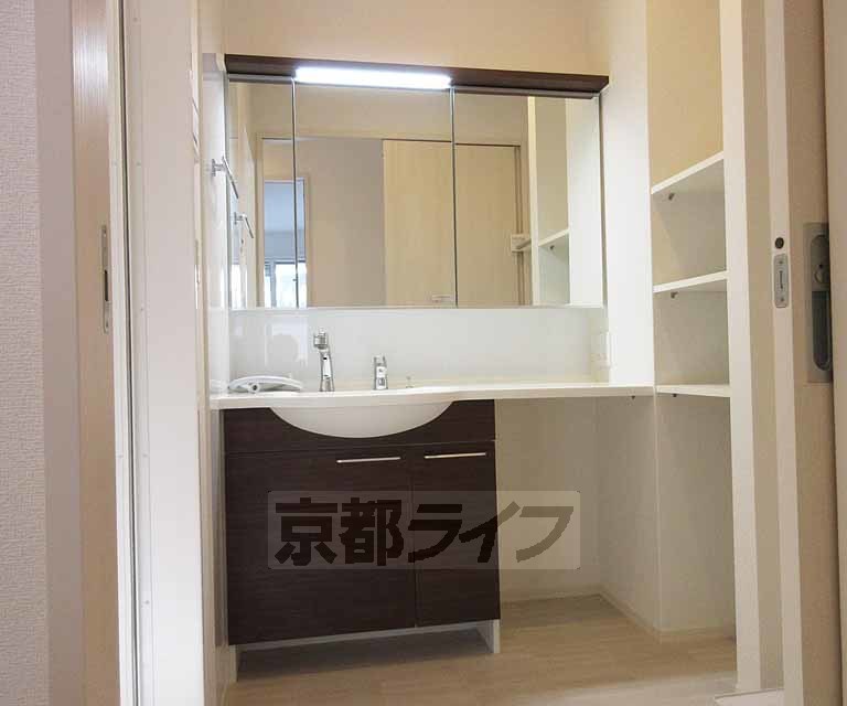 収納　鏡が広く収納スペースもあります