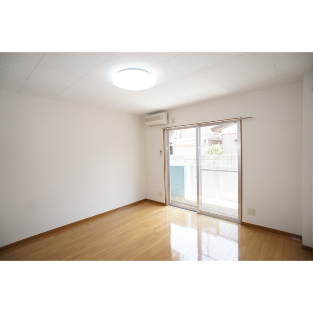 居室・リビング　明るい日差しの室内