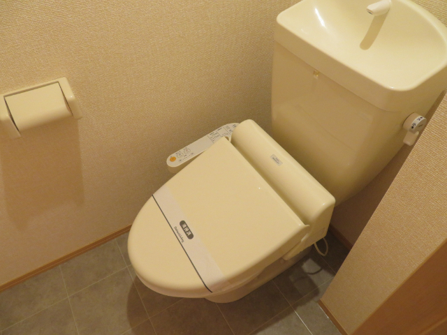 トイレ　玄関には大きな下駄箱