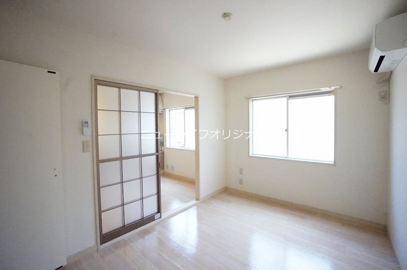 居室・リビング　5.5帖洋室　エアコン付きでいつでも快適にお過ごし頂けます。