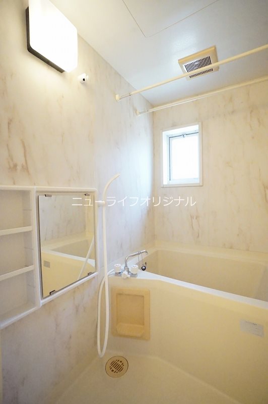 バス・シャワールーム　自然光の入るバスルームでくつろぎのひと時を。