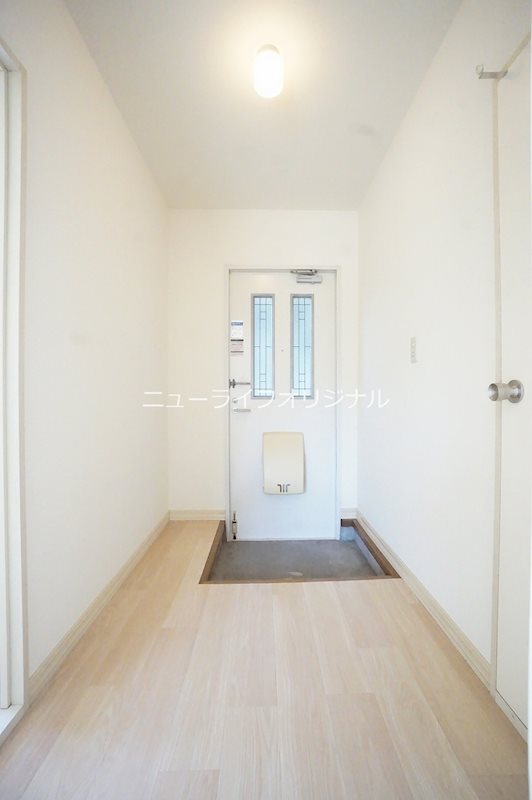 玄関　小さなスペースがあり、シューズラックを置くことも出来ます。