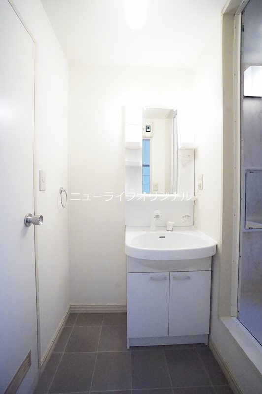 洗面設備　シャワーノズル付で身支度も、洗面台回りのお掃除もラクチン。