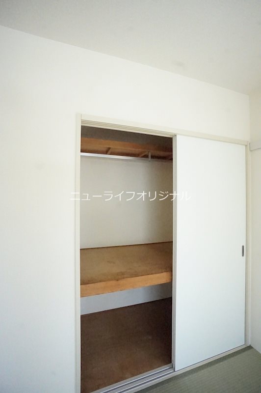 収納　押入れ付きで布団も楽に収納可能です。