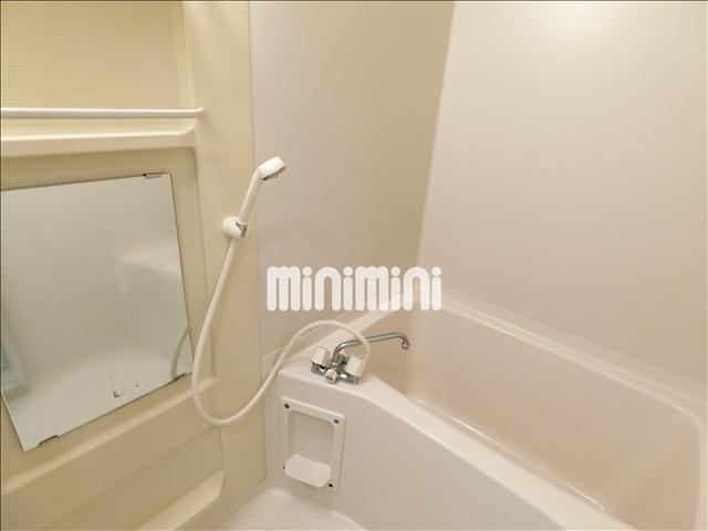 バス・シャワールーム　お風呂に鏡がついております。