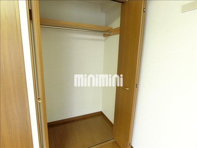 収納　クローゼットは長いコートを掛けることができます。