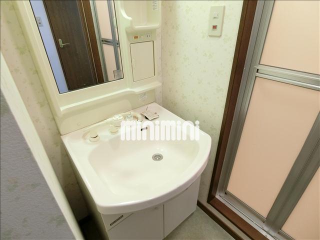 洗面設備　朝の身支度に使える洗面化粧台つきです。