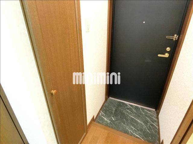 玄関　玄関にシューズボックスがあるので、靴が片付きます