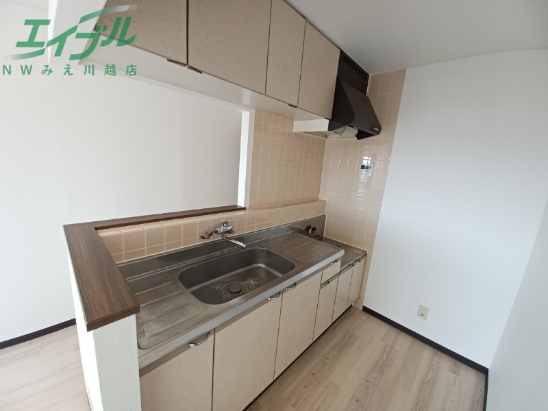 キッチン　別部屋反転参考写真です。