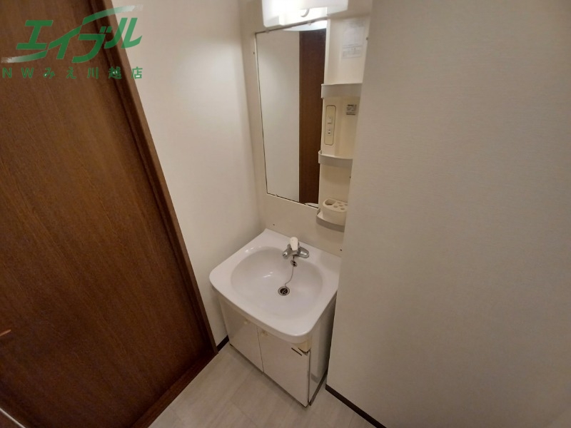 洗面設備　別部屋反転参考写真です。